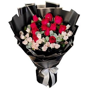 Black paper wrapped bouquets - Unique Floral Designs for Summer black-paper-001