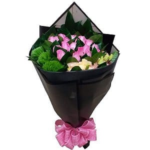 Black paper wrapped bouquets - Unique Floral Designs for Summer black-paper-006